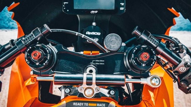 Cockpit KTM RC 8C [RideApart].