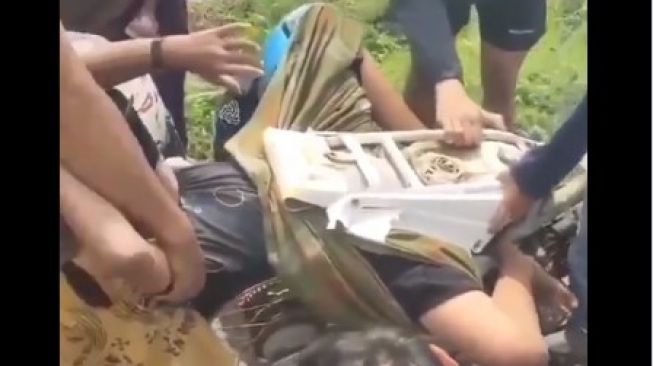 Viral Bocah Bersarung Tersangkut di Ban Motor, Warganet Auto Ngilu Lihatnya