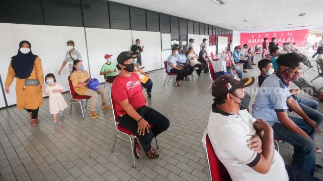 Warga menjalani proses observasi usai vaksinasi covid-19 di Terminal Kampung Rambutan, Jakarta Timur, Kamis (22/7/2021). [Suara.com/Alfian Winanto]