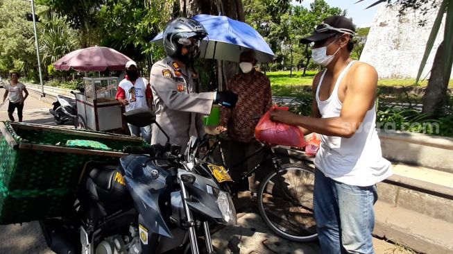 Pedagang Gorengan Menangis Haru Saat Didatangi Kapolsek 'Ganteng', Ternyata Gara-gara Ini