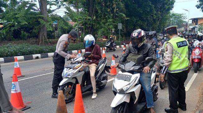 PPKM Diperpanjang, Polisi Klaim Jumlah Kendaraan Masuk ke Jakarta Kini Sedikit