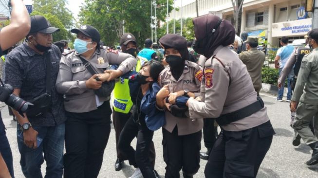 Tolak PPKM Level 4, Polisi Bubar Paksa Aksi Mahasiswa Balikpapan