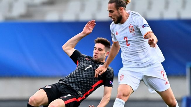 Bek Timnas Spanyol Oscar Mingueza saat tampil kontra Kroasia dalam ajang Euro 2021 U-21, 31 Mei 2021. JOE KLAMAR / AFP.