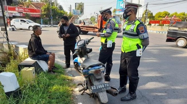 Pria Ngaku Ahli Tata Surya Naik Motor Tanpa Helm, Sosok Aslinya Bikin Geleng-geleng