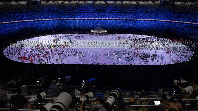 Suasana defile kontingen negara peserta saat pembukaan Olimpiade Tokyo 2020 di Stadion Nasional, Tokyo, Jepang, Jumat (23/7/2021). [ANTARA FOTO/Sigid Kurniawan]