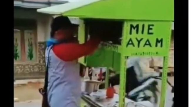 Penjual Ini Klaim Mie Ayamnya Bisa Cegah Covid-19 Lho, Penasaran?