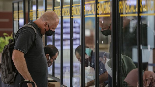 Warga Negara Asing (WNA) melakukan validasi dokumen penerbangan di area Terminal 3 Bandara Internasional Soekarno Hatta, Tangerang, Banten, Jumat (23/7/2021). ANTARA FOTO/Fauzan