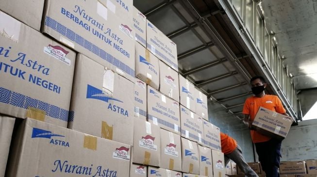 Astra Serahkan Bantuan Tahap Ketujuh Rp30 Miliar untuk Masyarakat Terdampak Pandemi