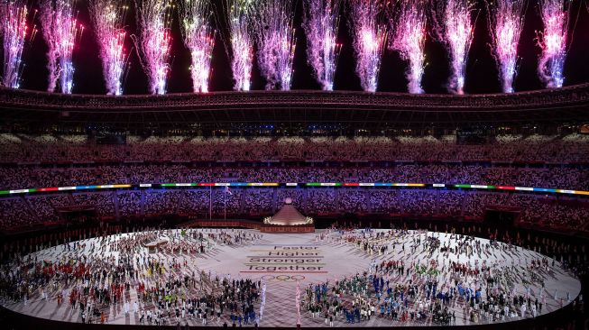 Parade kembang api memeriahkan pembukaan Olimpiade Tokyo 2020 di Stadion Nasional, Tokyo, Jepang, Jumat (23/7/2021). [ANTARA FOTO/Sigid Kurniawan]