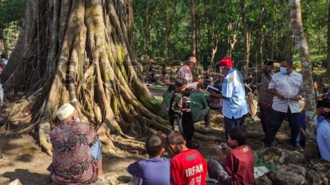 Bersihkan Desa dari Pandemi, Warga Gelar Sedekah Adat Mbatur Puyang