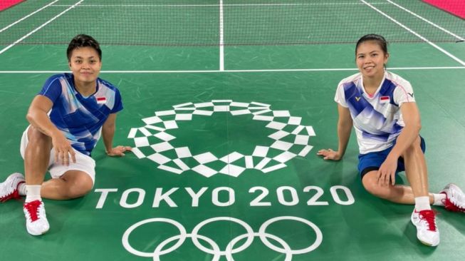 Pasangan ganda putri Indonesia, Greysia Polii/Apriyani Rahayu berfoto di lapangan Musashino Forest Sport Plaza, Tokyo, Jepang. [Dok. PBSI]