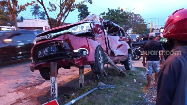 Avanza Hancur Dihantam Kereta Api di Padang, 2 Korban Kritis