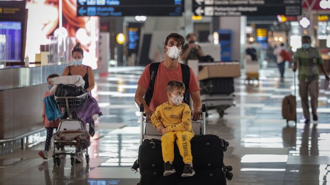 Warga Negara Asing (WNA) berjalan di area Terminal 3 Bandara Internasional Soekarno Hatta, Tangerang, Banten, Jumat (23/7/2021). ANTARA FOTO/Fauzan