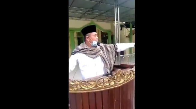 Viral Video Pria Emosi Minta Saf Dirapatkan, Profesor UIN: Tidak Berkaitan Dengan Kesahihan Salat