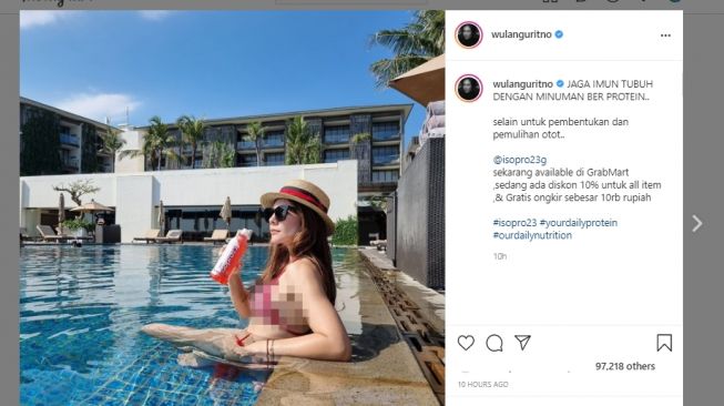 Wulan Guritno Berjemur di Kolam Renang Pakai Bikini, Publik: Bikin ABG Minder. (Instagram/@wulanguritno)