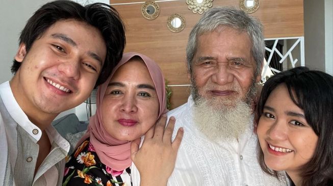 6 Kenangan Arbani Yasiz dengan Ayah yang Meninggal Dunia Karena Covid-19