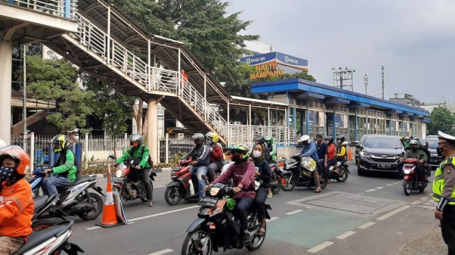 Hari ke-3 Penyekatan PPKM Level 4 di Mampang Prapatan, Pengendara: Bikin Macet