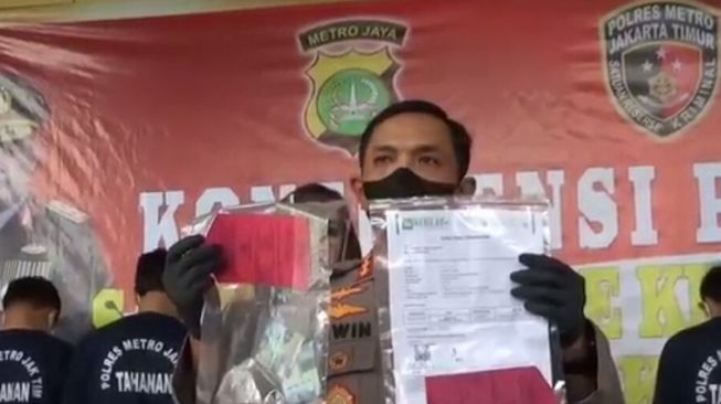 Kapolres Metro Jakarta Timur Kombes Pol Erwin Kurniawan dalam rilis kasus surat tes usap PCR palsu di Bandara Halim Perdanakusuma, Jakarta, Jumat (23/7/2021). ANTARA/Yogi Rachman