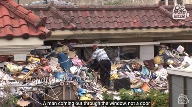 Viral pasangan lansia timbun sampah di rumah demi anak. (YouTube/WOW Video)