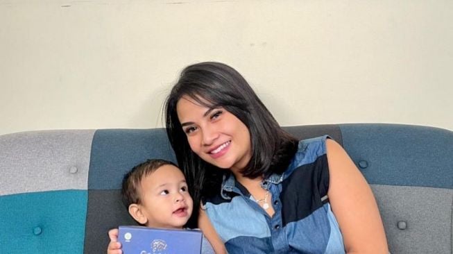 Suami Vanessa Angel Berangkat Salat Jumat, Posisi Anak Bikin Salfok