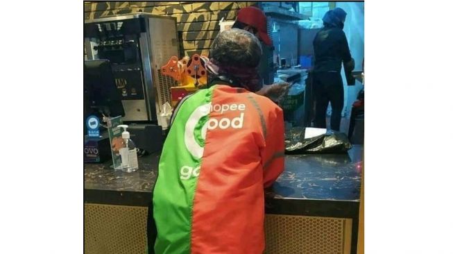 Jaket ojol menjadi sorotan karena kolaborasi antara GoJek dan Shoppe Food (Twitter)