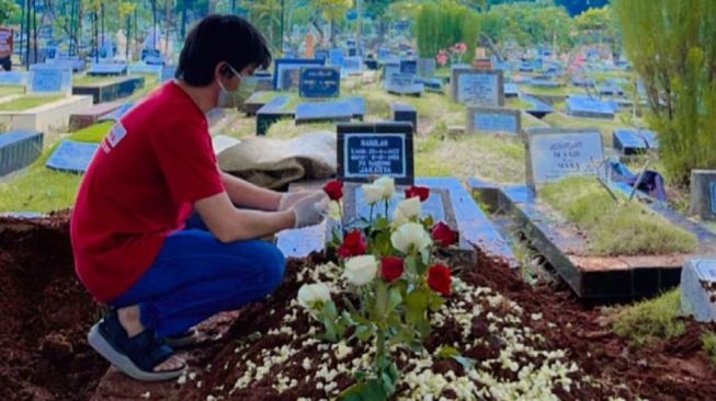 Arbani Yasiz di makam sang ayah. [Instagram]