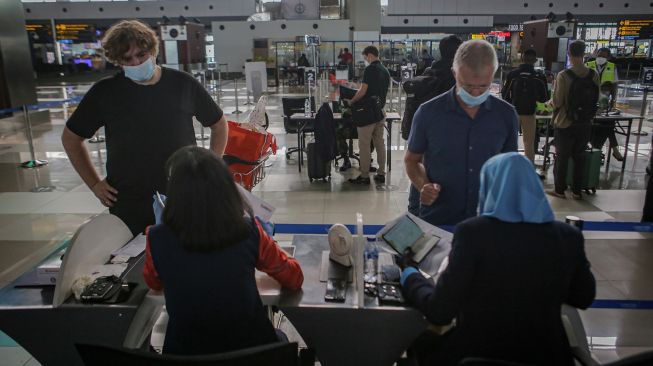 Warga Negara Asing (WNA) melakukan validasi dokumen penerbangan di area Terminal 3 Bandara Internasional Soekarno Hatta, Tangerang, Banten, Jumat (23/7/2021).  ANTARA FOTO/Fauzan