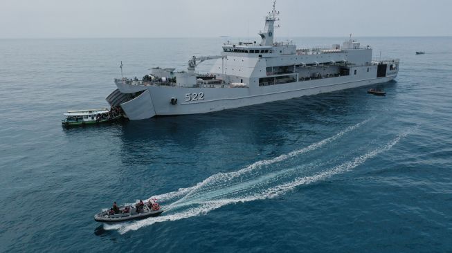 Perahu nelayan yang membawa warga Pulau Pramuka dan Pulau Panggang merapat ke haluan KRI Teluk Youtefa-522 yang lego jangkar saat Operasi Serbuan Vaksinasi Masyarakat Maritim di Perairan Kepulauan Seribu, Jakarta, Jumat (23/7/2021). ANTARA FOTO/M Risyal Hidayat