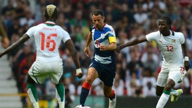 Ryan Giggs saat jadi kapten Britania Raya di Olimpiade London 2012 melawan Senegal. (ANDREW YATES / AFP)