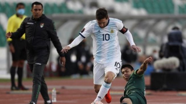 Lionel Messi saat bermain di Stadion Hernando Siles, markas Timnas Bolivia. (JUAN KARITA / POOL / AFP)