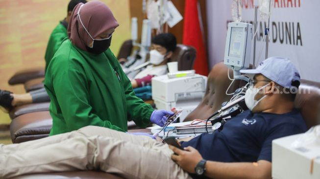 Warga saat mendonorkan Plasma Konvalesen di Kantor Palang Merah Indonesia (PMI) DKI Jakarta, Senen, Jakarta Pusat, Jumat (23/7/2021). [Suara.com/Alfian Winanto]