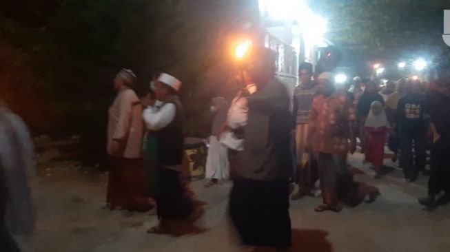 Berharap Corona Tak Masuk Kampung, Warga Pawai Obor Baca Sholawat Burdah