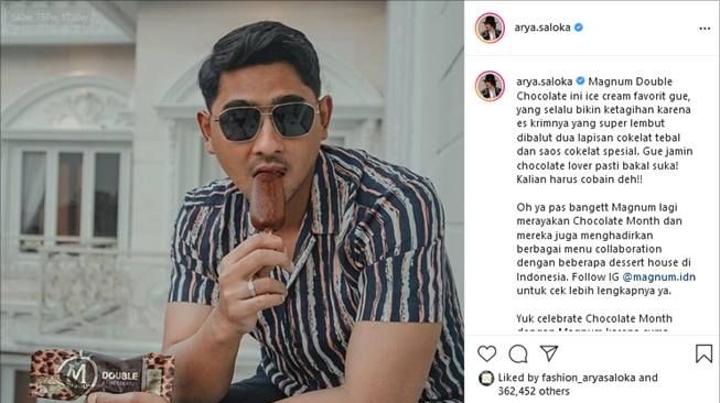 Pose kece Arya Saloka pakai baju murah. (Instagram/@arya.saloka)