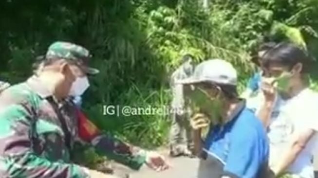 Petani Pakai Masker Daun saat Razia PPKM, Aksinya Bikin Ngakak Tapi Diapresiasi Bupati