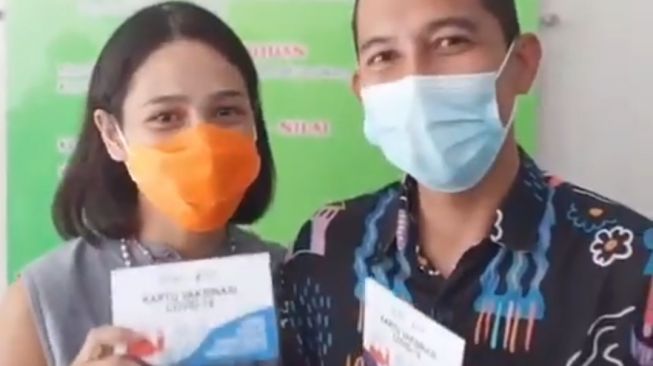 Mau Disuntik Vaksin Covid-19, Ini Gaya Santai Andien Aisyah dan Suami