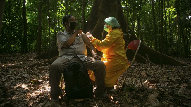 Mahasiswa mengikuti vaksinasi COVID-19 di Arboretum atau hutan mini Fakultas Kehutanan UGM, Sleman, DI Yogyakarta, Jumat (23/7/2021). [ANTARA FOTO/Hendra Nurdiyansyah]