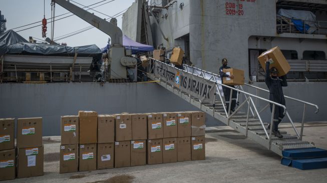 Sejumlah personel menurunkan kardus-kardus berisi konsentrator oksigen dari Kapal Angkatan Laut India (INS) Airawat di Pelabuhan Tanjung Priok, Jakarta, Sabtu (24/7/2021). [ANTARA FOTO/Aditya Pradana Putra]