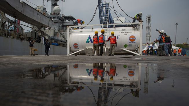 Sejumlah petugas membongkar muat tangki berisi oksigen medis cair dari Kapal Angkatan Laut India (INS) Airawat di Pelabuhan Tanjung Priok, Jakarta, Sabtu (24/7/2021). [ANTARA FOTO/Aditya Pradana Putra]