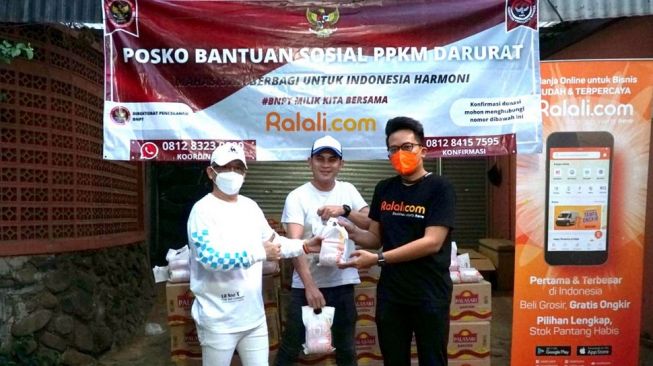 Ralali Berikan Ribuan Paket Makanan Kaleng ke Warga Terdampak PPKM