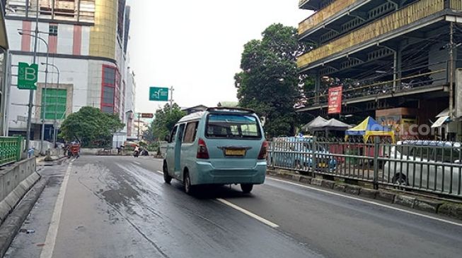 Kawasan Pasar Tanah Abang sempat dipasang bendera putih. Diduga, bendera putih tersebut dipasang para pedagang sebagai bentuk kekecewaan atas ditutupnya sentra terbesar se-Asia Tenggara tersebut, buntut penerapan PPKM Darurat atau Level 4 , sejak 3 Juli 2021. [Suara.com/Yosea Arga Pramudita]