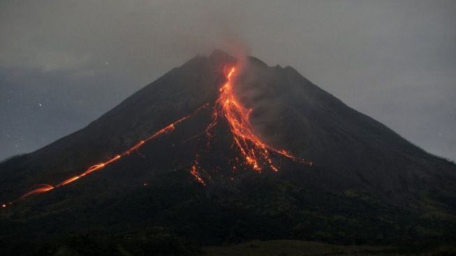 Merapi 18 Kali Luncurkan Lava Pijar ke Barat Daya dalam 6 Jam, Jarak Terjauh 1,8 Kilometer