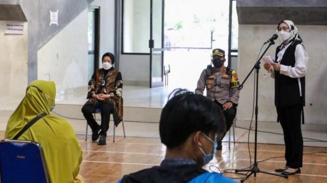 Mensos Risma Pantau Langsung Penyaluran Bansos Tunai di Purwakarta