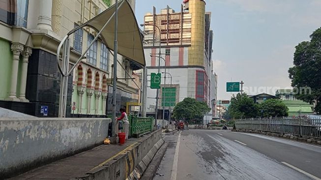 Kawasan Pasar Tanah Abang sempat dipasang bendera putih. Diduga, bendera putih tersebut dipasang para pedagang sebagai bentuk kekecewaan atas ditutupnya sentra terbesar se-Asia Tenggara tersebut, buntut penerapan PPKM Darurat atau Level 4 , sejak 3 Juli 2021. [Suara.com/Yosea Arga Pramudita]