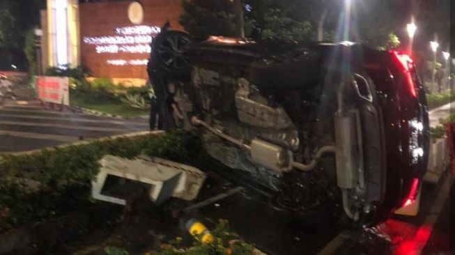 Mobil Lexus Terbalik karena Tabrak Jalur Sepeda di Jalan Sudirman