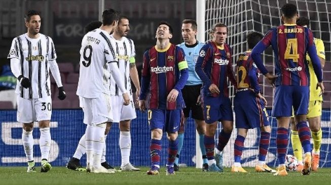 Reaksi pemain depan Barcelona Lionel Messi (tengah) saat menghadapi Juventus pada laga grup G Liga Champions UEFA di stadion Camp Nou di Barcelona pada 8 Desember 2020. Josep LAGO / AFP