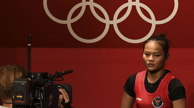 Lifter putri Indonesia Windy Cantika Aisah melakukan angkatan snatch dalam kelas 49 Kg Putri Grup A Olimpiade Tokyo 2020 di Tokyo International Forum, Tokyo, Jepang, Sabtu (24/7/2021). [ANTARA FOTO/Sigid Kurniawan]