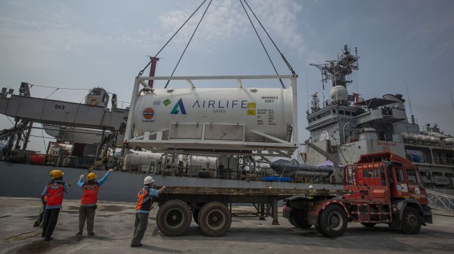 Sejumlah petugas membongkar muat tangki berisi oksigen medis cair dari Kapal Angkatan Laut India (INS) Airawat di Pelabuhan Tanjung Priok, Jakarta, Sabtu (24/7/2021). [ANTARA FOTO/Aditya Pradana Putra]