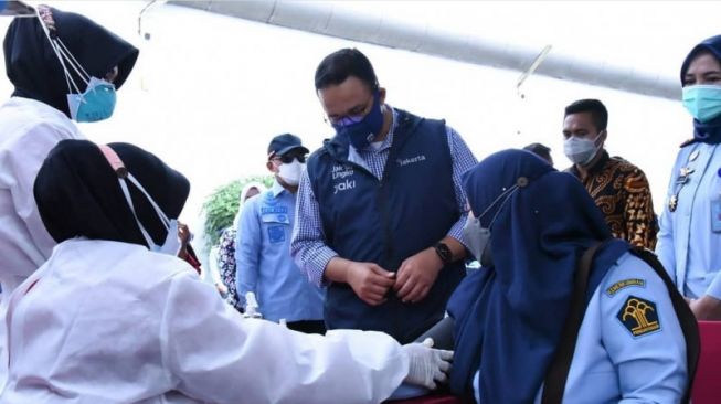 124 Ribu Nakes di Jakarta Bakal Dapat Vaksin Dosis Ketiga, Anies Ingatkan KIPI