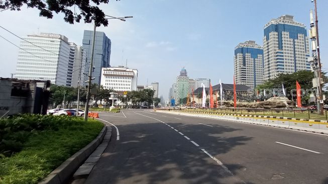 Sejumlah personel kepolisian tengah berjaga mengantisipasi kabar adanya unjuk rasa tolak PPKM di kawasan Istana Merdeka, Jakarta Pusat, Sabtu (24/7/2021). [Suara.com/Yosea Arga Pramudita]
