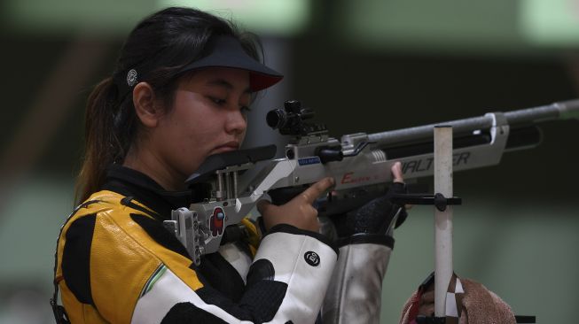 Atlet menembak putri Indonesia Vidya Rafika Toyyiba bertanding di babak kualifikasi 10 meter Air Rifle Olimpiade Tokyo 2020 di di Asaka Shooting Range, Tokyo, Jepang, Sabtu (24/7/2021). [ANTARA FOTO/Sigid Kurniawan]